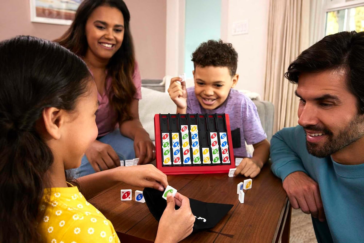 Mattel Games UNO Quatro Game with Colored Tiles & Plastic Grid for Adult, Family & Parties, 2 to 4 Players Ages 7 Years Old & Up
